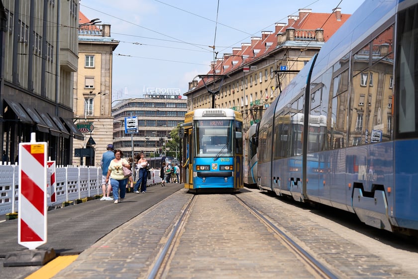 Przy skrzyżowaniu Świdnickiej z Piłsudskiego, druga połowa czerwca 2025
