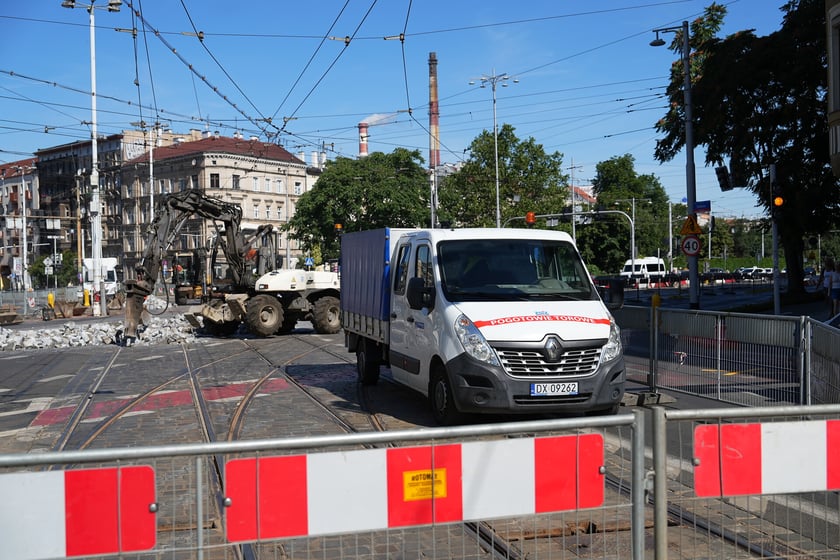 Na skrzyżowaniu ulic Pomorskiej i Dubois w sobotę 5 lipca rozpoczął się remont torowiska