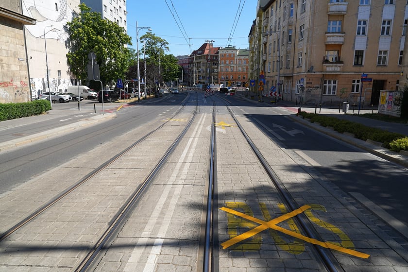 Na skrzyżowaniu ulic Pomorskiej i Dubois w sobotę 5 lipca rozpoczął się remont torowiska