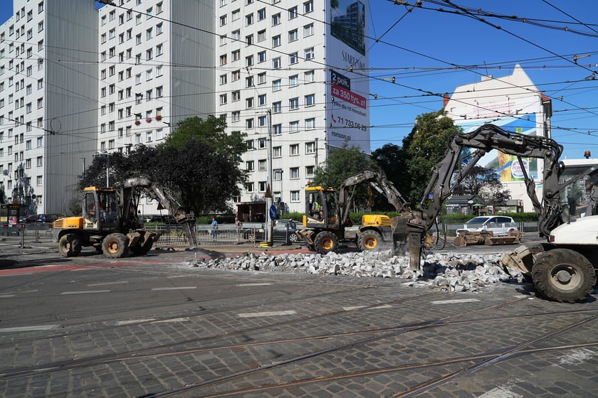 Na skrzyżowaniu ulic Pomorskiej i Dubois w sobotę 5 lipca rozpoczął się remont torowiska