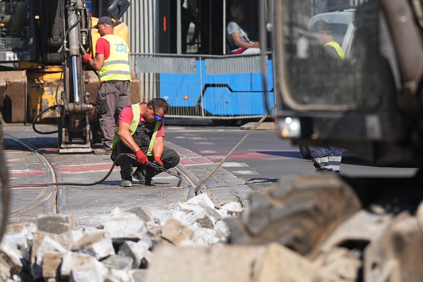 Na skrzyżowaniu ulic Pomorskiej i Dubois w sobotę 5 lipca rozpoczął się remont torowiska