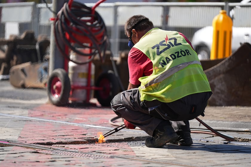 Na skrzyżowaniu ulic Pomorskiej i Dubois w sobotę 5 lipca rozpoczął się remont torowiska