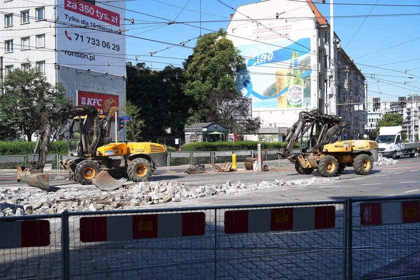 Na skrzyżowaniu ulic Pomorskiej i Dubois w sobotę 5 lipca rozpoczął się remont torowiska