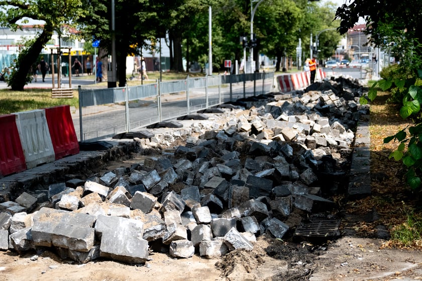 Prace na ul. Powstańców Śląskich we Wrocławiu, 15 lipca 2025