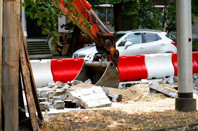 Prace na ul. Powstańców Śląskich we Wrocławiu, 15 lipca 2025