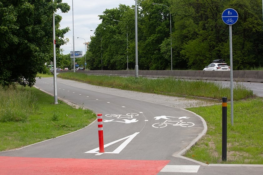 Fragment trasy rowerowej wzdłuż Alei Karkonoskiej