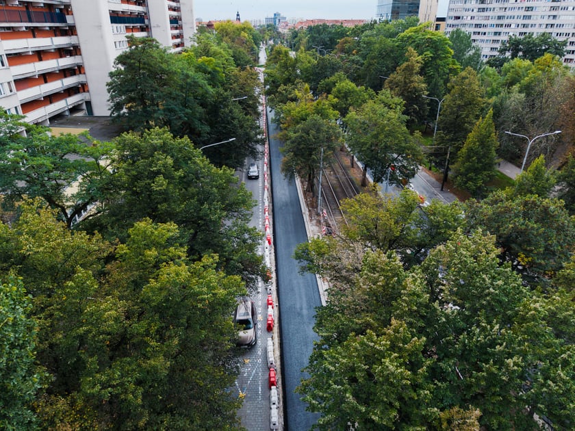 Remont Powstańc&oacute;w Śląskich, 26.09.2025. Pierwsza warstwa asfaltobetonu na odnicku między Wielką a rondem.
