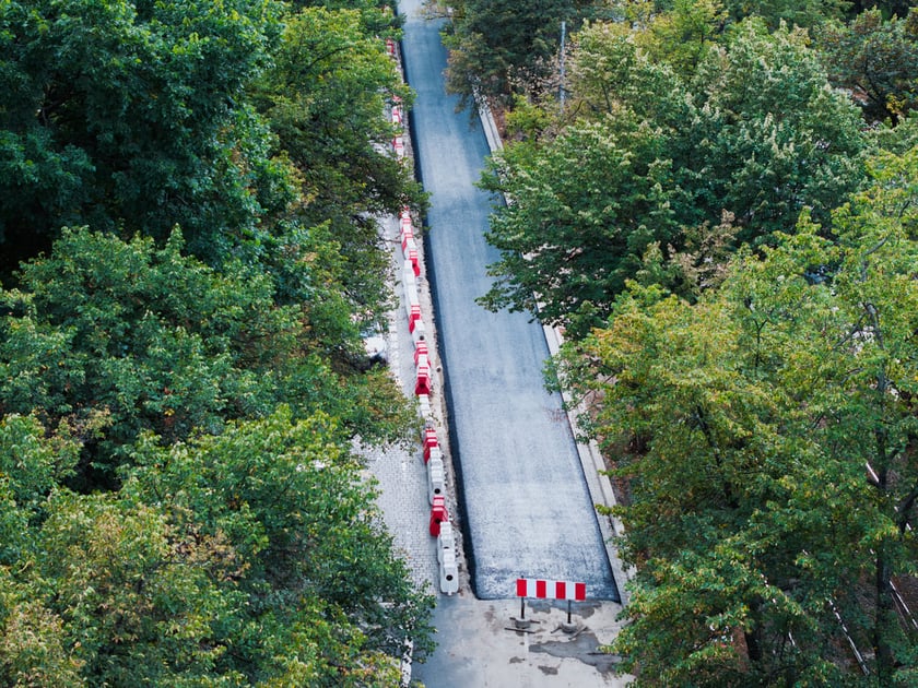 Remont Powstańc&oacute;w Śląskich, 26.09.2025. Pierwsza warstwa asfaltobetonu na odnicku między Wielką a rondem.