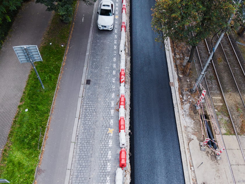 Remont Powstańc&oacute;w Śląskich, 26.09.2025. Pierwsza warstwa asfaltobetonu na odnicku między Wielką a rondem.