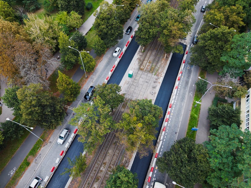 Remont Powstańc&oacute;w Śląskich, 26.09.2025. Pierwsza warstwa asfaltobetonu na odnicku między Wielką a rondem.
