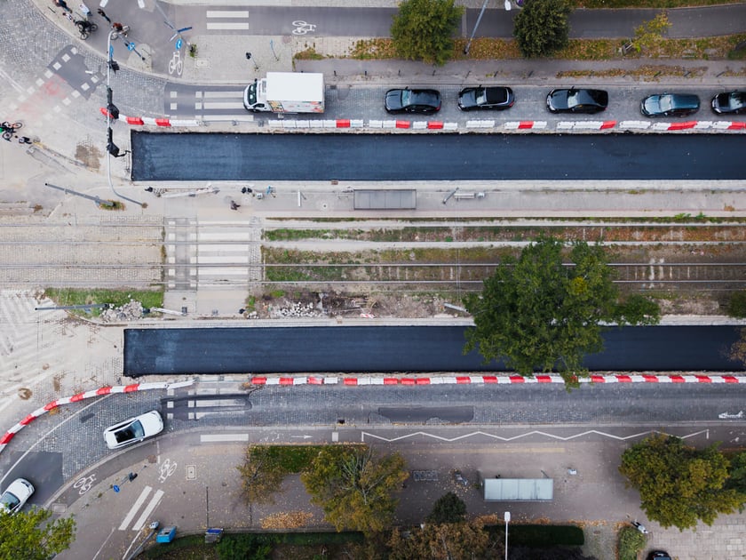 Remont Powstańc&oacute;w Śląskich, 26.09.2025. Pierwsza warstwa asfaltobetonu na odnicku między Wielką a rondem.