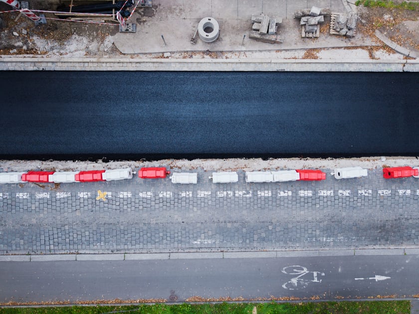 Remont Powstańc&oacute;w Śląskich, 26.09.2025. Pierwsza warstwa asfaltobetonu na odnicku między Wielką a rondem.