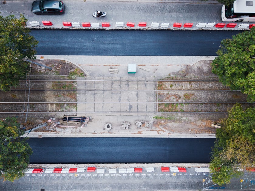 Remont Powstańc&oacute;w Śląskich, 26.09.2025. Pierwsza warstwa asfaltobetonu na odnicku między Wielką a rondem.