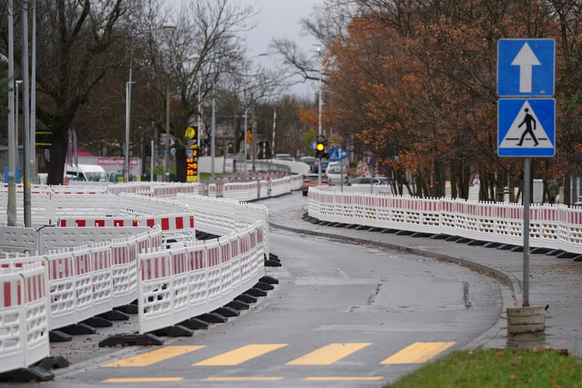 Budowa trasy autobusowo-tramwajowej na Swojczyce. Utrudnienia w ruchu. Wrocław, 15.11.2025