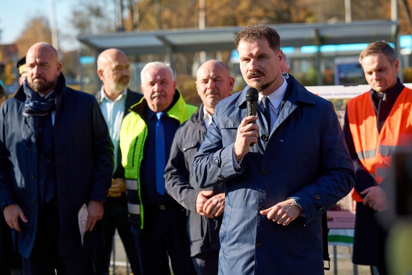 Bartosz Nowak, wiceprezes Wrocławskich Inwestycji, podczas konferencji zapowiadającej rozpoczęcie budowy tramwaju na Swojczyce