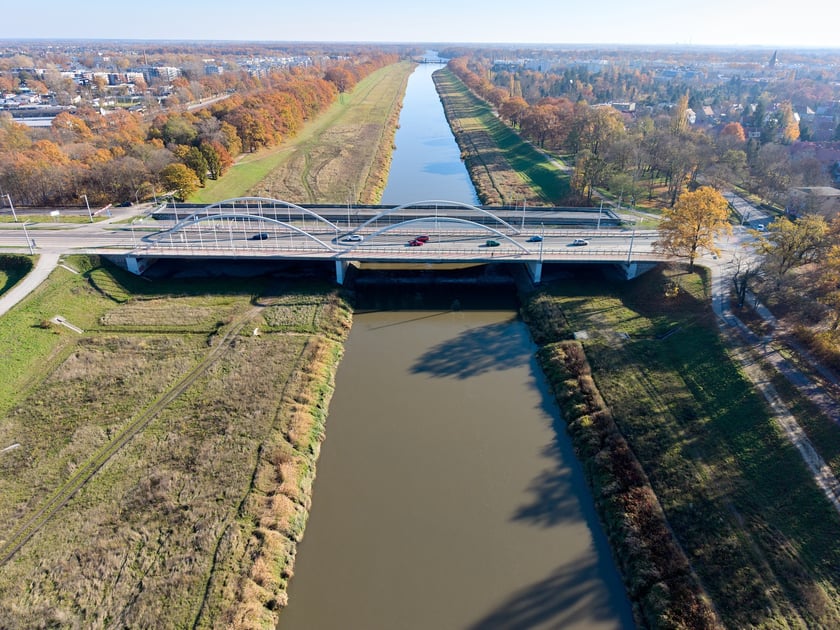 Widok na przyszłą trasę autobusowo-tramwajową na Swojczyce - mosty Chrobrego&nbsp;