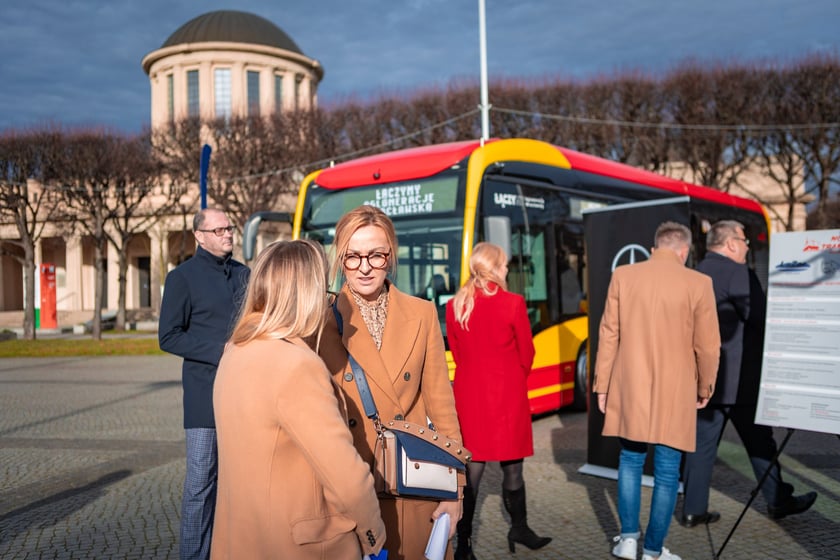 Prezentacja nowych aglomeracyjnych mercedesów pod Halą Stulecia, 14 listopada 2025