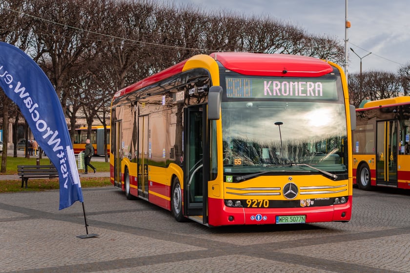 Prezentacja nowych aglomeracyjnych mercedesów pod Halą Stulecia, 14 listopada 2025