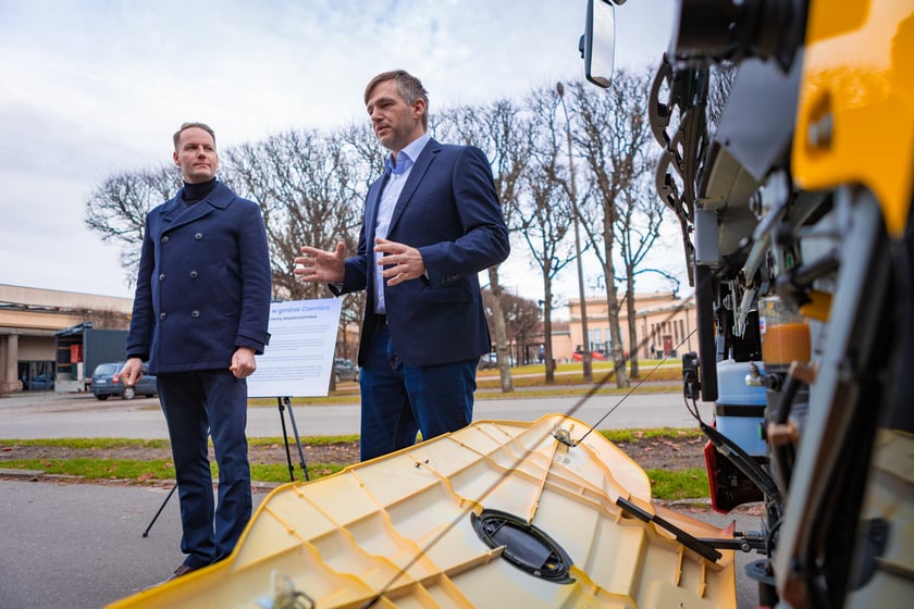 Prezentacja nowych aglomeracyjnych mercedesów pod Halą Stulecia, 14 listopada 2025