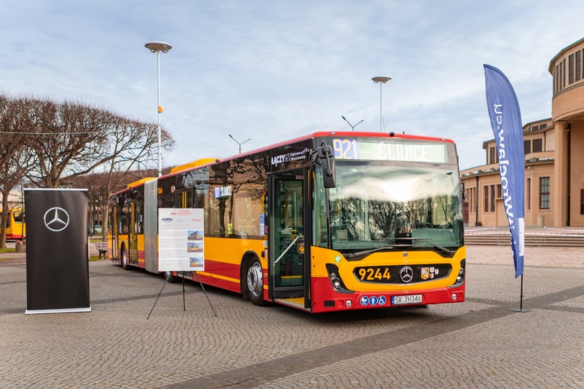 Prezentacja nowych aglomeracyjnych mercedesów pod Halą Stulecia, 14 listopada 2025