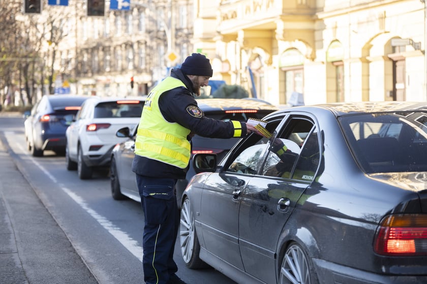 Rusza przebudowa węzła Drobnera-Dubois. Strażnicy miejscy rozpoczęli akcję informacyjną - rozdają ulotki informujące o utrudnieniach i zmianach w komunikacji tramwajowej