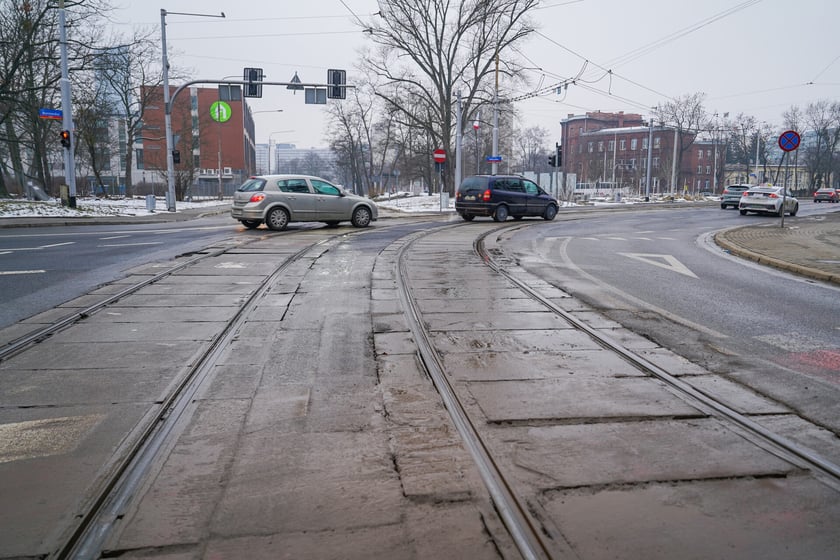 MPK wyremontuje torowisko na ulicy Glinianej na skrzyżowaniu z Borowską oraz w rejonie skrzyżowania z Ł&oacute;dzką. Na zdjęciu skrzyżowanie Glinianej z Borowską&nbsp;