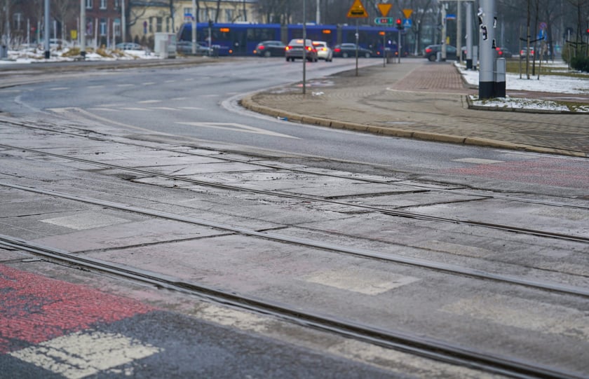 MPK wyremontuje torowisko na ulicy Glinianej na skrzyżowaniu z Borowską oraz w rejonie skrzyżowania z Ł&oacute;dzką. Na zdjęciu skrzyżowanie Glinianej z Borowską&nbsp;
