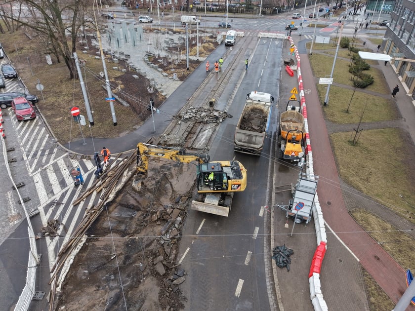 Remont torów na skrzyżowaniu ulic Borowskiej i Glinianej