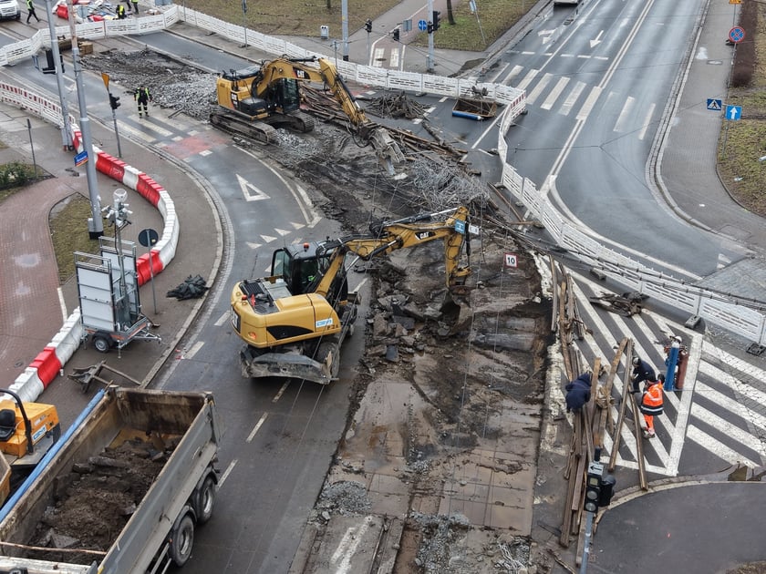 Remont torów na skrzyżowaniu ulic Borowskiej i Glinianej