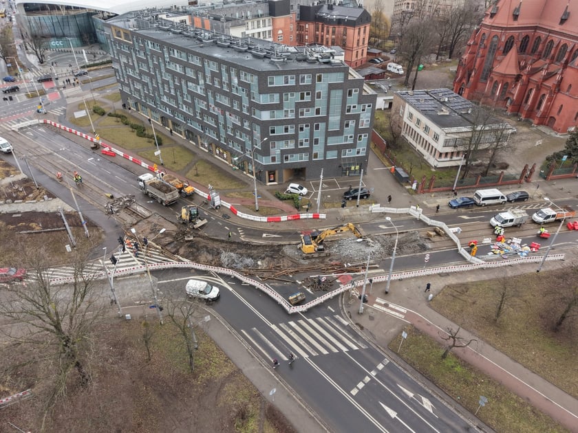 Remont torów na skrzyżowaniu ulic Borowskiej i Glinianej