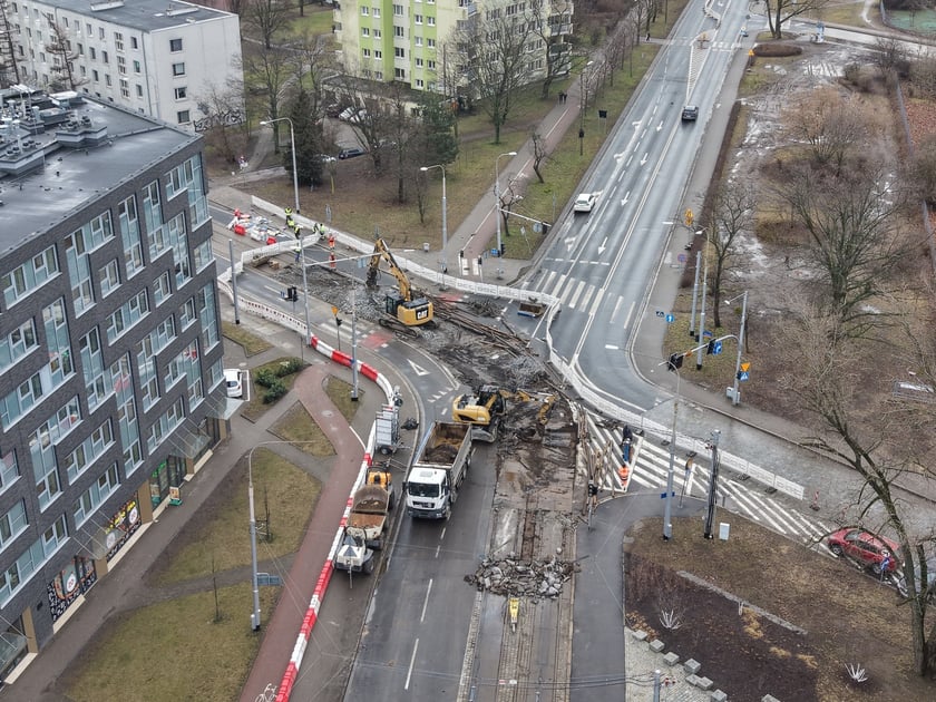 Remont torów na skrzyżowaniu ulic Borowskiej i Glinianej