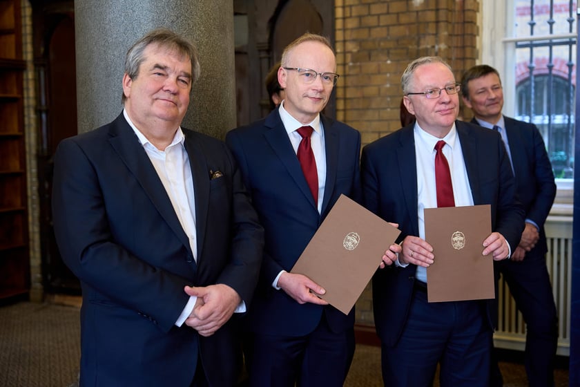 Prof. dr hab. Robert Olkiewicz, rektor UWr oraz dr Łukasz Kamiński z listami intencyjnymi