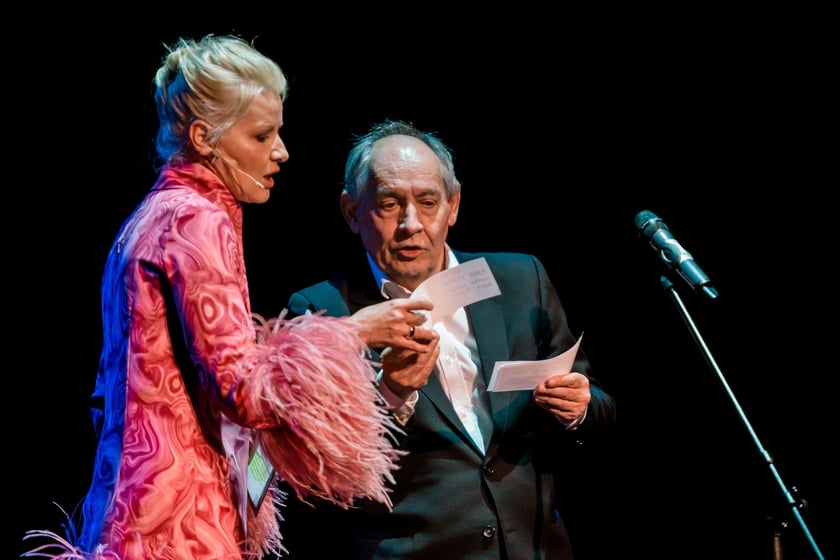 Prowadząca galę Małgorzata Kożuchowska i aktor Zbigniew Walerys