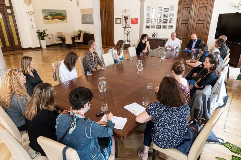 Stypendyści prezydenta Jacka Sutryka w gabinecie prezydenta. Dyplomy wręczali prezydent  i Jerzy Pietraszek, dyrektor Wydziału Kultury UM