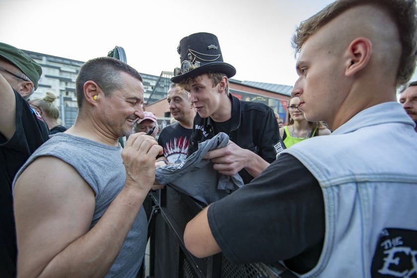 W Zajezdni przy ul. Grabiszyńskiej zagrały prawdziwe legendy punk rocka: LENIWIEC, KSU, DEZERTER. Gwiazdą wieczoru był THE EXPLOITED.