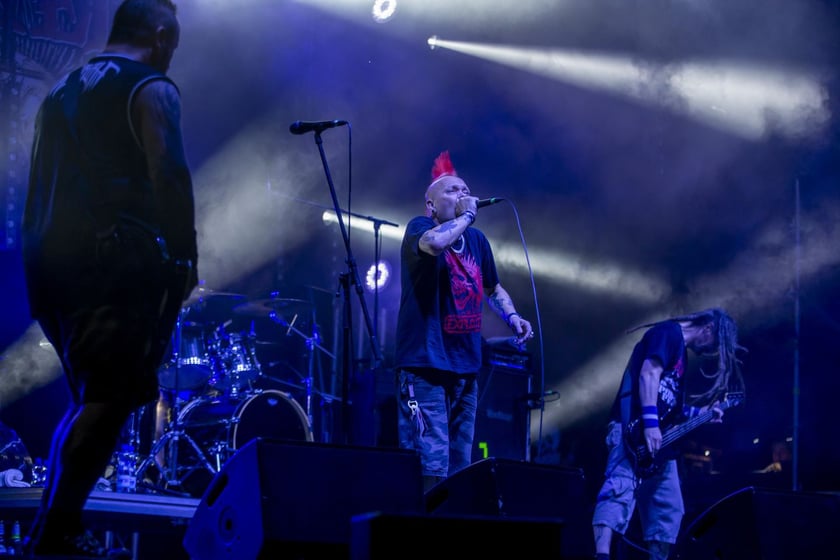 W Zajezdni przy ul. Grabiszyńskiej zagrały prawdziwe legendy punk rocka: LENIWIEC, KSU, DEZERTER. Gwiazdą wieczoru był THE EXPLOITED.