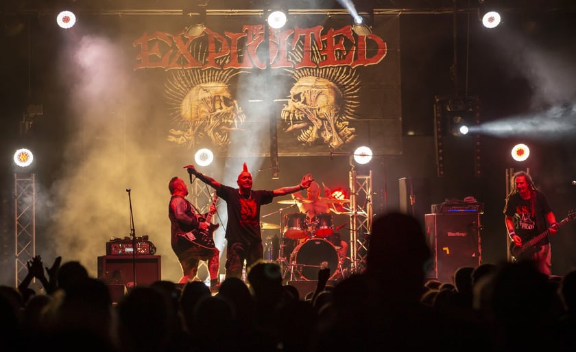 W Zajezdni przy ul. Grabiszyńskiej zagrały prawdziwe legendy punk rocka: LENIWIEC, KSU, DEZERTER. Gwiazdą wieczoru był THE EXPLOITED.