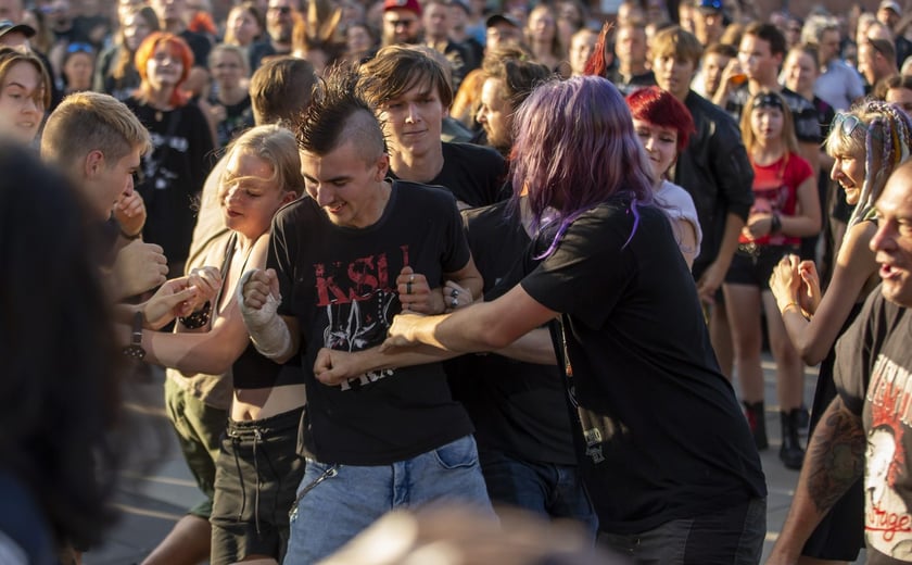 W Zajezdni przy ul. Grabiszyńskiej zagrały prawdziwe legendy punk rocka: LENIWIEC, KSU, DEZERTER. Gwiazdą wieczoru był THE EXPLOITED.