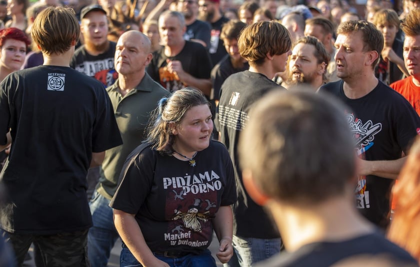 W Zajezdni przy ul. Grabiszyńskiej zagrały prawdziwe legendy punk rocka: LENIWIEC, KSU, DEZERTER. Gwiazdą wieczoru był THE EXPLOITED.