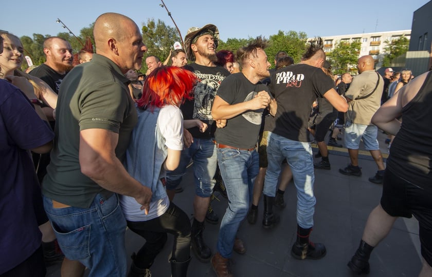 W Zajezdni przy ul. Grabiszyńskiej zagrały prawdziwe legendy punk rocka: LENIWIEC, KSU, DEZERTER. Gwiazdą wieczoru był THE EXPLOITED.