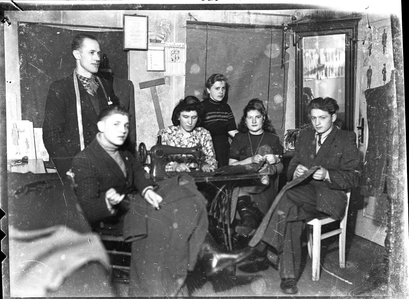 Izba pamięci w Kątach Wrocławskich powstała  z inicjatywy samych mieszkańców (na zdjęciu jeden z eksponatów - fotografia zakładu krawieckiego)