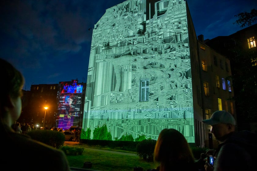 Ruchome murale można było zobaczyć w sobotę, 24 września. Na zdjęciu widać murale wyświetlane na ścianach kamienic