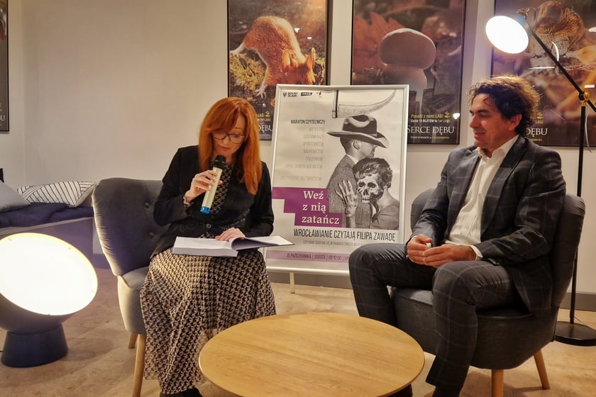 Na zdjęciu wrocławianie, którzy wzięli udział w maratonie czytelniczym 2022 we Wrocławiu