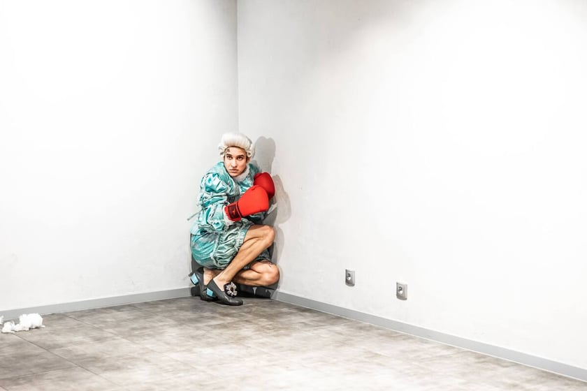 Na zdjęciu scena ze spektaklu "Marat/Sade" we Wrocławskim Teatrze Współczesnym