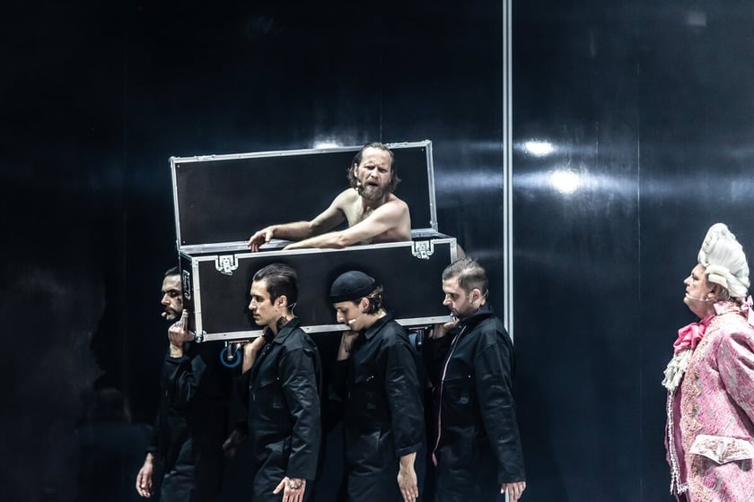 Na zdjęciu scena ze spektaklu "Marat/Sade" we Wrocławskim Teatrze Współczesnym