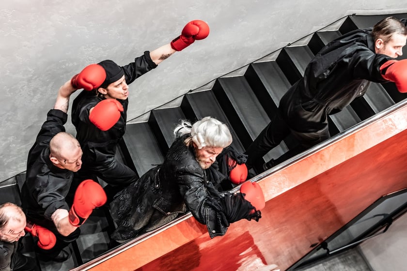 Na zdjęciu scena ze spektaklu "Marat/Sade" we Wrocławskim Teatrze Współczesnym