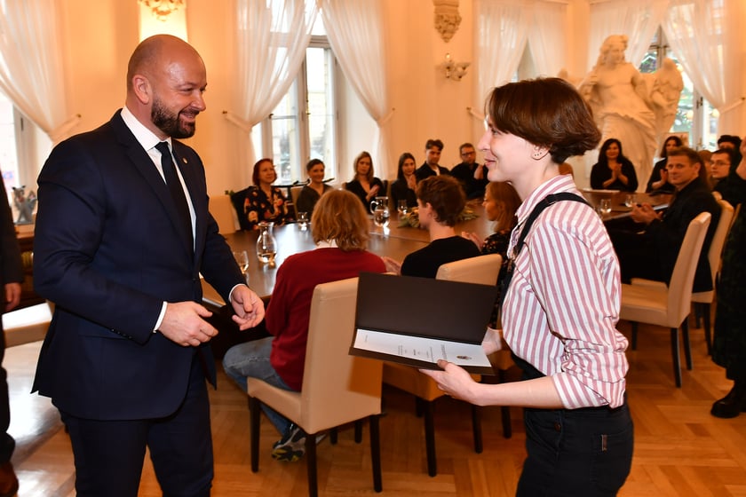 Uroczystość przyznania stypendi&oacute;w Prezydenta Wrocławia dla artyst&oacute;w, 10.01.2023, laureatka Anita Jakubik