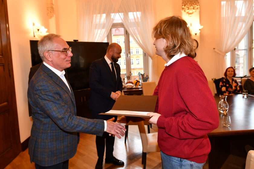 Uroczystość przyznania stypendi&oacute;w Prezydenta Wrocławia dla artyst&oacute;w, 10.01.2023, laureat Maciej Janus