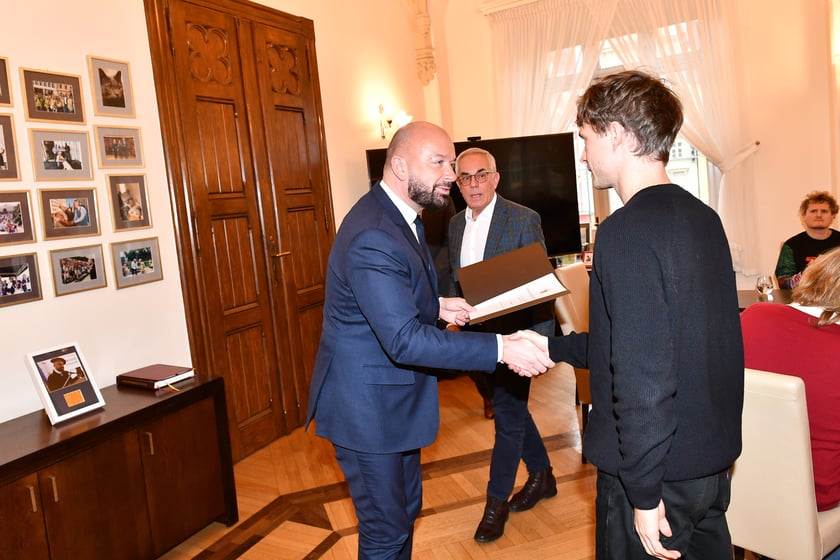 Uroczystość przyznania stypendi&oacute;w Prezydenta Wrocławia dla artyst&oacute;w, 10.01.2023, laureat Paweł Mildner