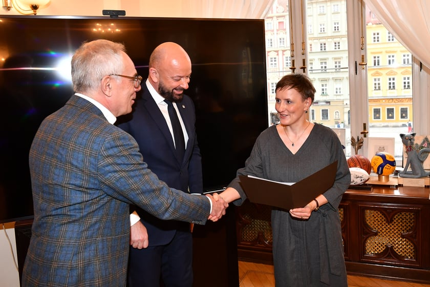 Uroczystość przyznania stypendi&oacute;w Prezydenta Wrocławia dla artyst&oacute;w, 10.01.2023, laureatka Magdalena Zarębska